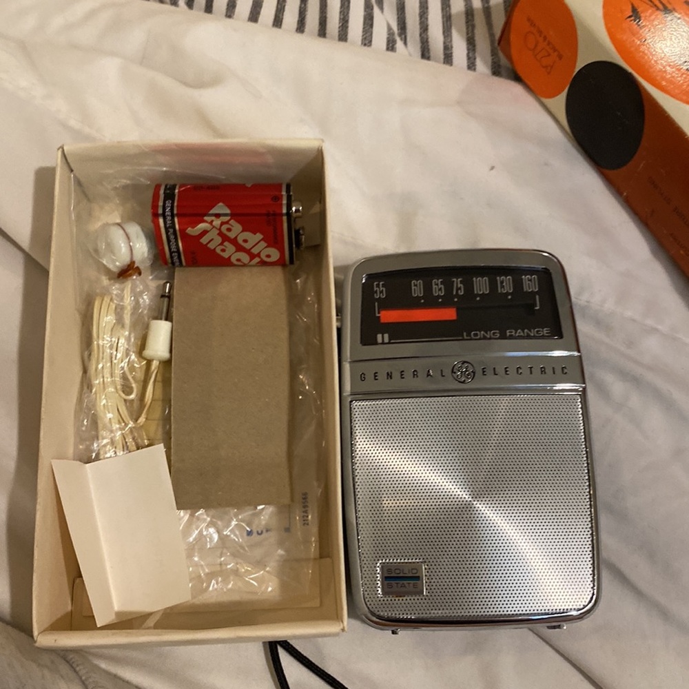 New Vintage Miniature Radio - Picture 2 of 3